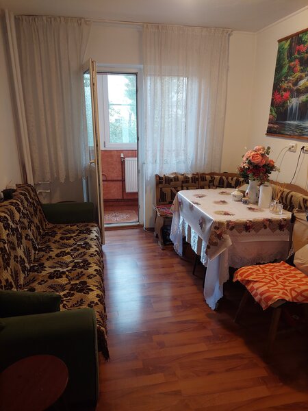 Intersectie Rahovei cu Sebastian, inchiriez apartament cu doua camere.