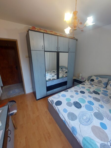 Intersectie Rahovei cu Sebastian, inchiriez apartament cu doua camere.
